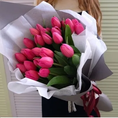 Букет из 25 розовых тюльпанов в оформлении