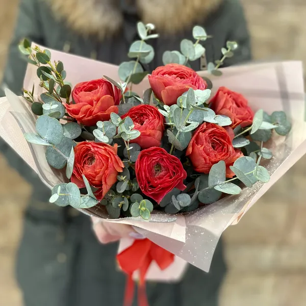 Букет из 7 красных ранункулюсов