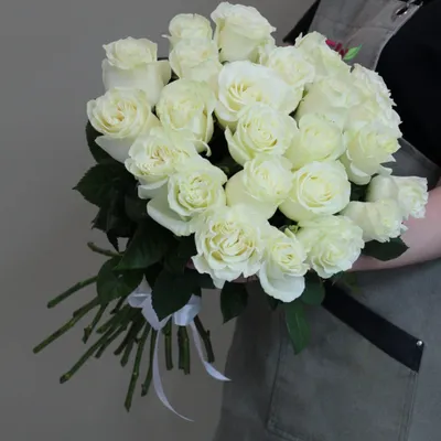 25 белых роз "Мондиаль" 50 см