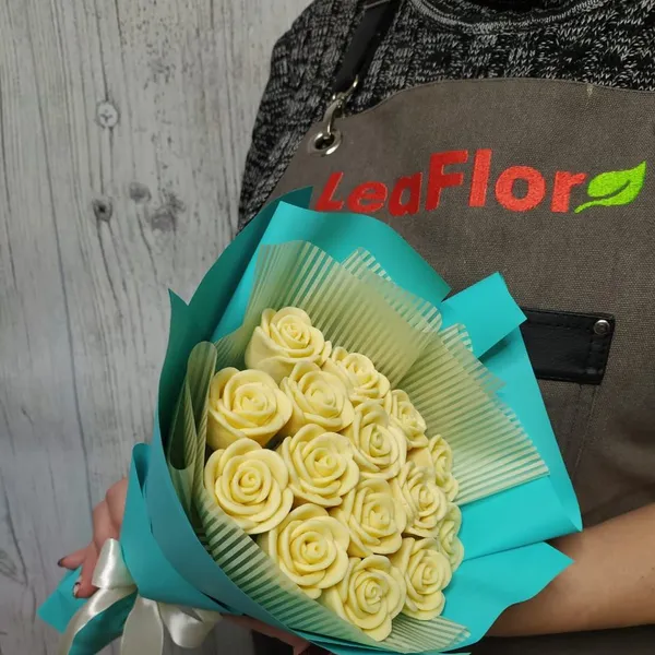 Букет из 15 шоколадных роз в оформлении