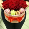 11 красных роз с макарунами в шляпной коробке 2