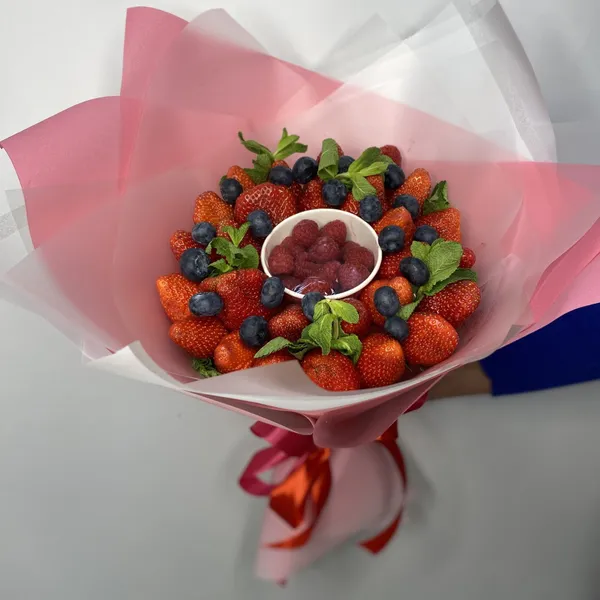 Фруктовый букет с клубникой и малиной