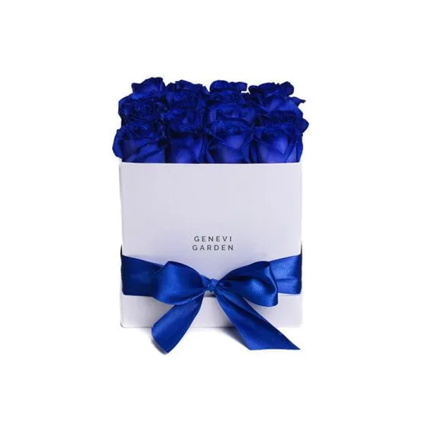 15 синих роз в белой коробке