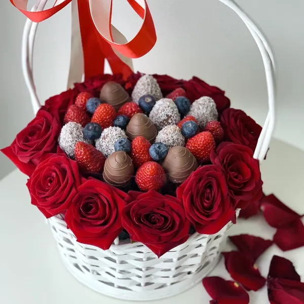 Корзина с розами и клубникой "Сладкий февраль"