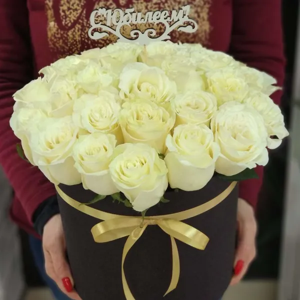 25 роз сорта "Мондиаль" в шляпной коробке