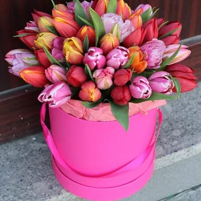 45 тюльпанов микс в шляпной коробке