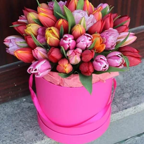 45 тюльпанов микс в шляпной коробке