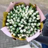 Букет из 75 белых тюльпанов в оформлении 2