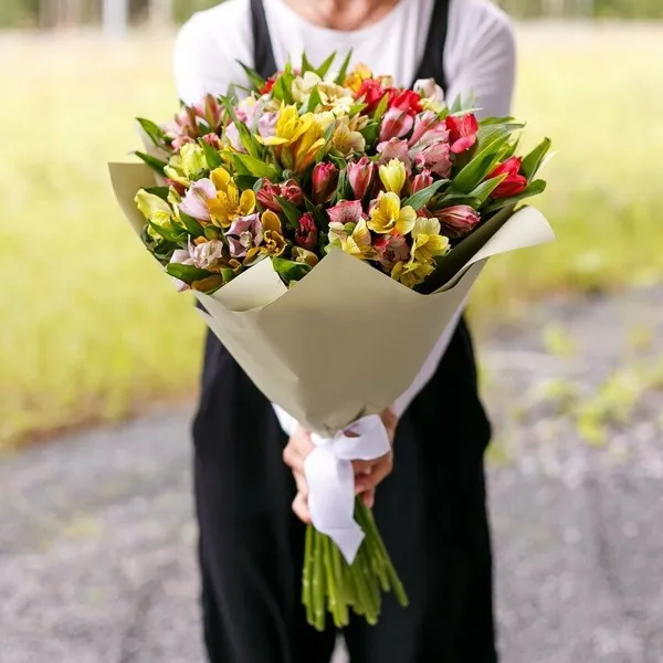 Букет из 23 альстромерий в оформлении