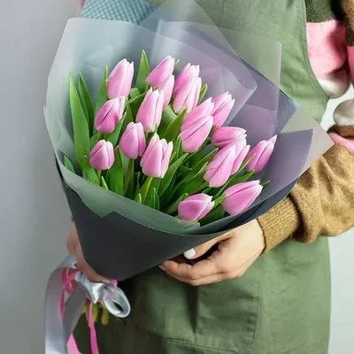 Букет из 21 розового тюльпана в оформлении