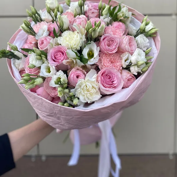 Букет с кустовой розой и эустомой "Нежные мысли"