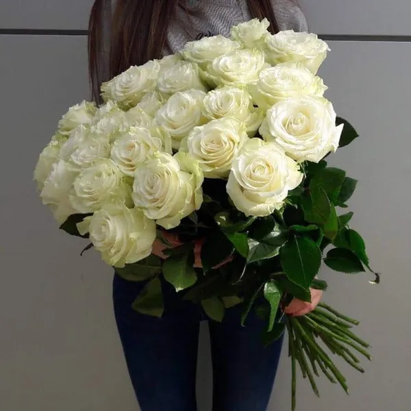 Букет из 25 белых роз 70 см
