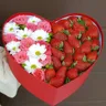 Коробка с клубникой и цветами 2