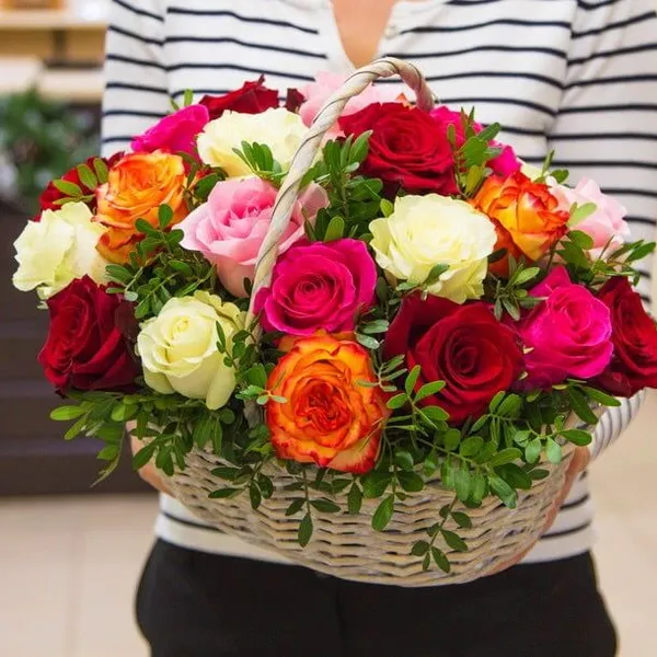Корзина из 25 роз микс