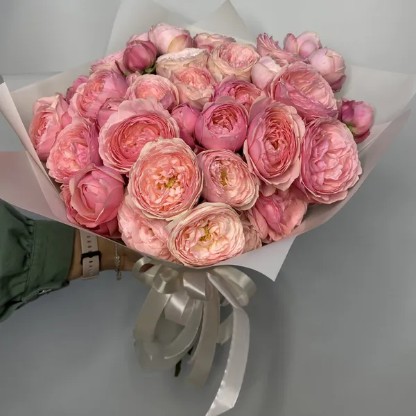 Букет с кустовой пионовидной розой "Блеск"