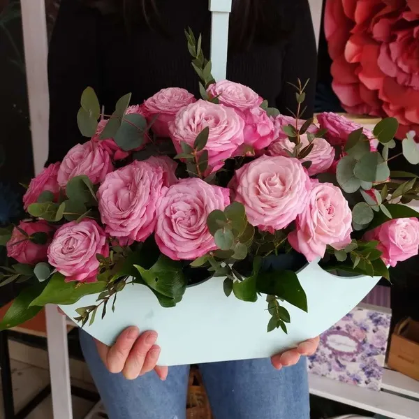 Композиция из кустовых пионовидных роз и эвкалипта