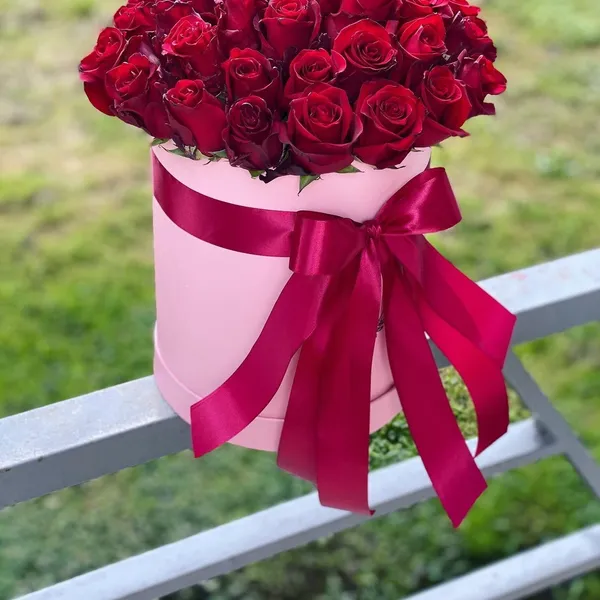 27 красных роз в шляпной коробке