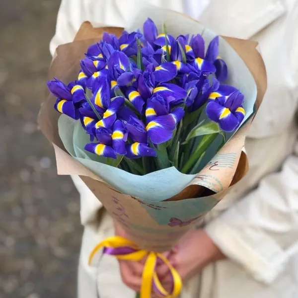 Букет из 15 ирисов в оформлении