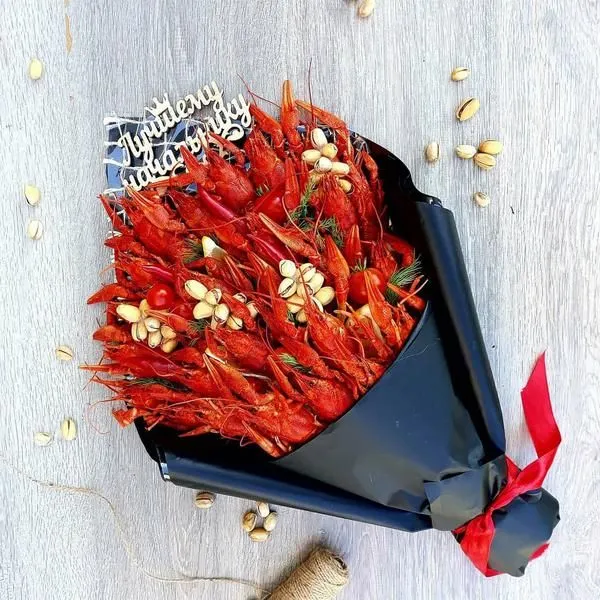 Мужской букет из свежих раков и перца