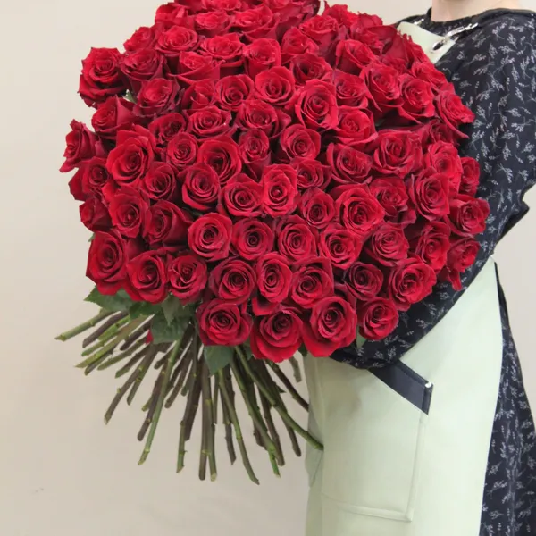 Букет из 101 красной розы "Эксплорер" 50 см