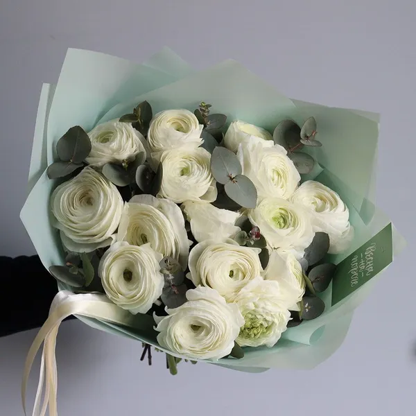 Букет из 15 белых ранункулюсов