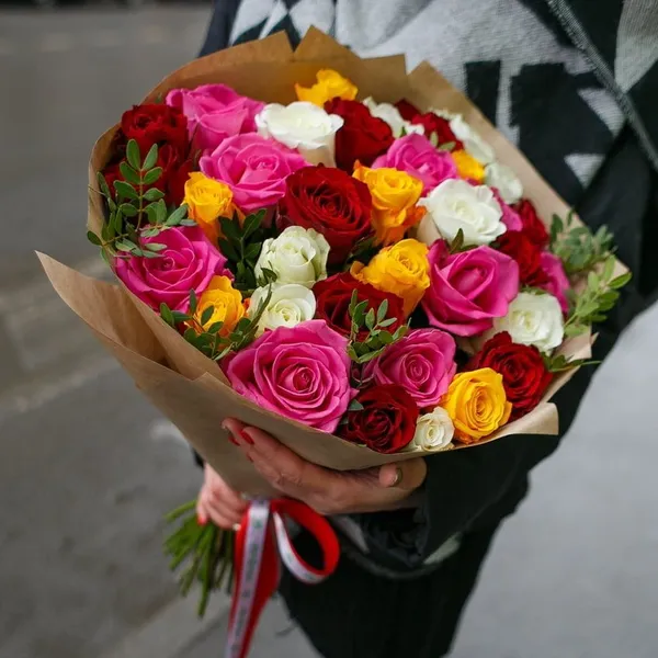 Букет из 35 роз микс 45 см в оформлении с фисташкой