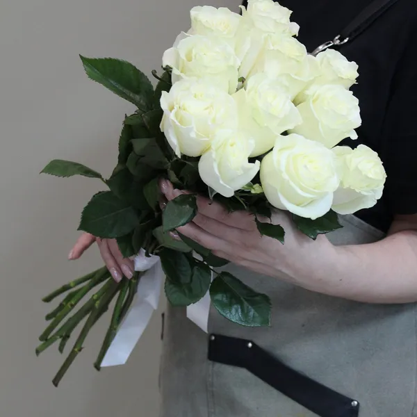 11 белых роз "Мондиаль" 50 см
