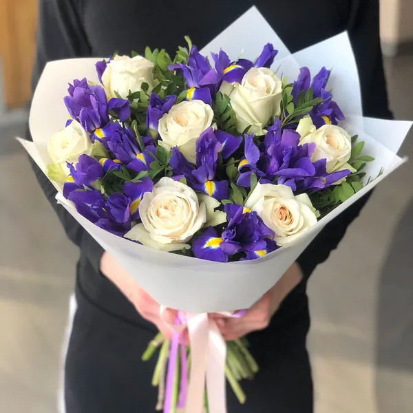 Букет с ирисами и розами