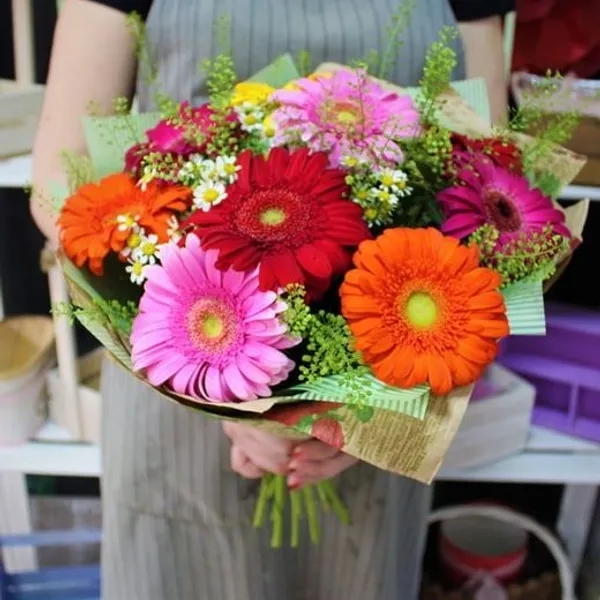 Букет из 9 гербер с ромашкой в оформлении