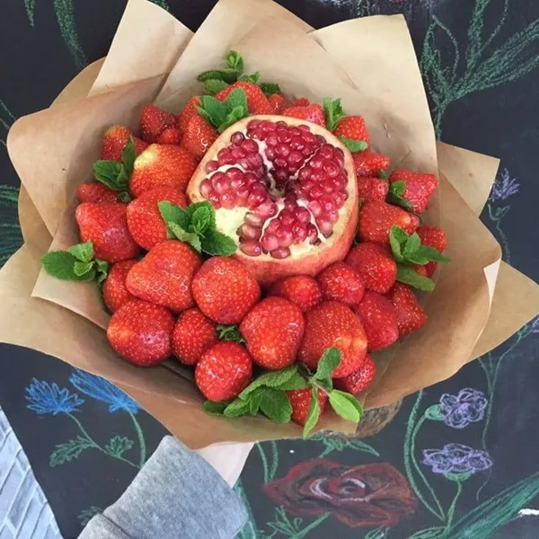 Букет из свежей клубники и граната