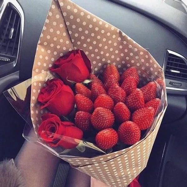 Букет из 19 свежих клубник и розы