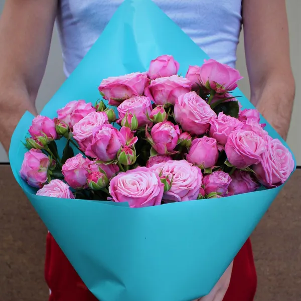 Букет из 9 кустовых пионовидных роз в оформлении