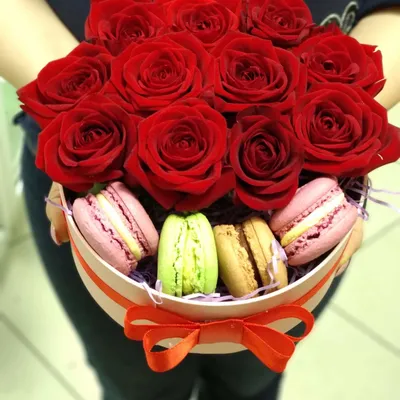 11 красных роз с макарунами в шляпной коробке