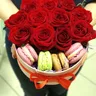 11 красных роз с макарунами в шляпной коробке 1