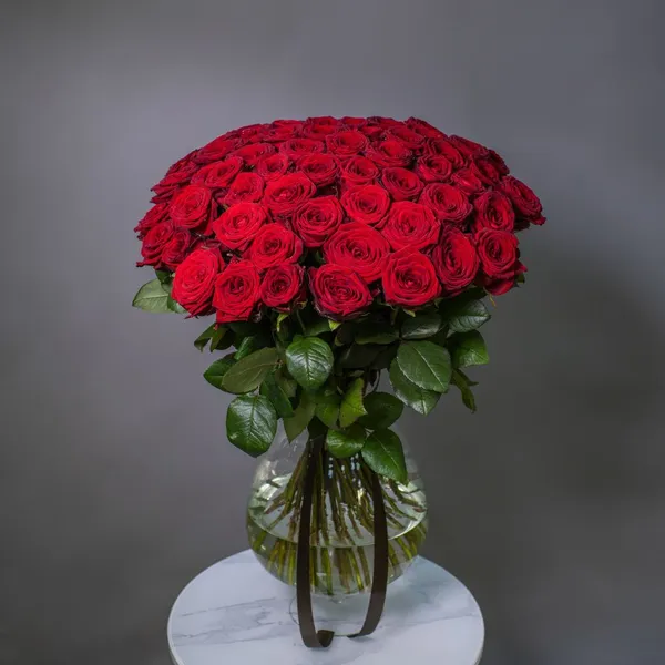 Букет траурный из 60 красных роз