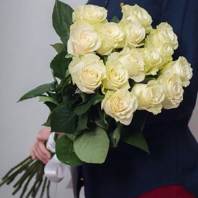 Букет 15 белых роз "Мондиаль" 60 см