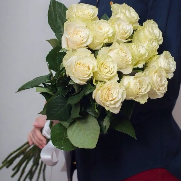 Букет 15 белых роз "Мондиаль" 60 см