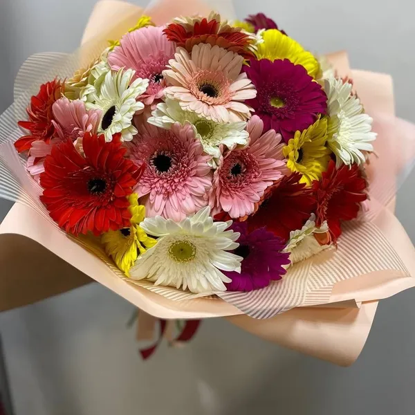 Букет из 31 герберы в оформлении