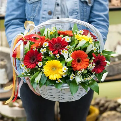 Корзина с герберой и ромашкой