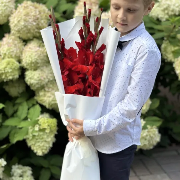 Букет с гладиолусом в оформлении