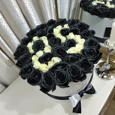 Коробка из 51 черной и белой розы