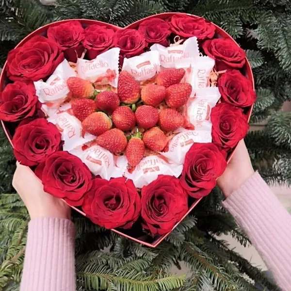 Коробка с клубникой, цветами и Raffaello