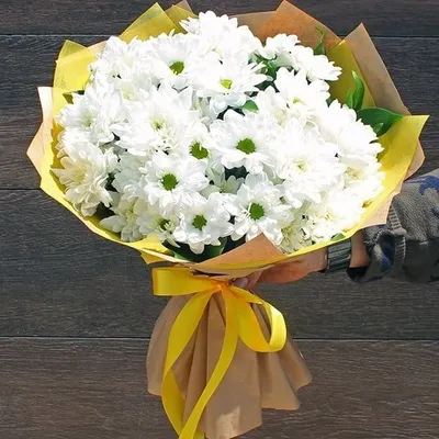 Букет из 7 белых хризантем в оформлении