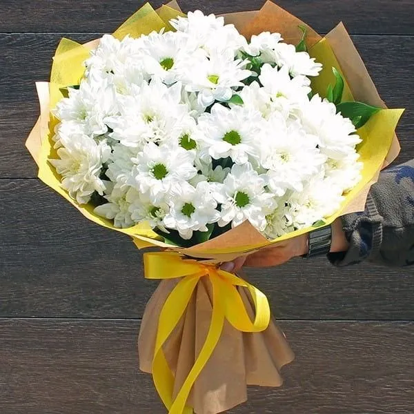 Букет из 7 белых хризантем в оформлении