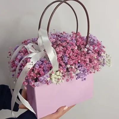 Композиция с цветной гипсофилой "Сумочка нежности"