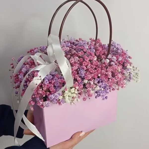 Композиция с цветной гипсофилой "Сумочка нежности"