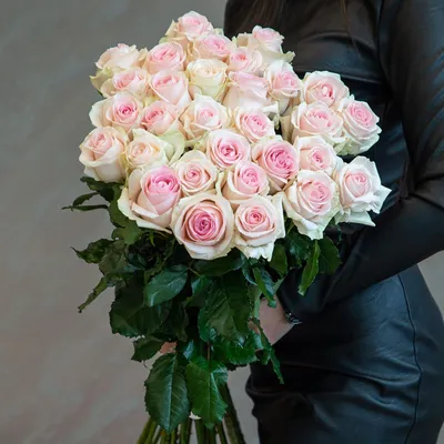 Букет из 29 нежных роз "Свит"