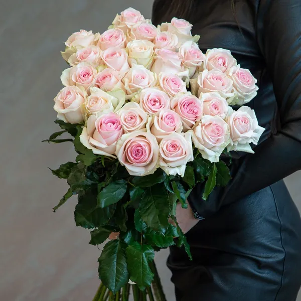 Букет из 29 нежных роз "Свит"