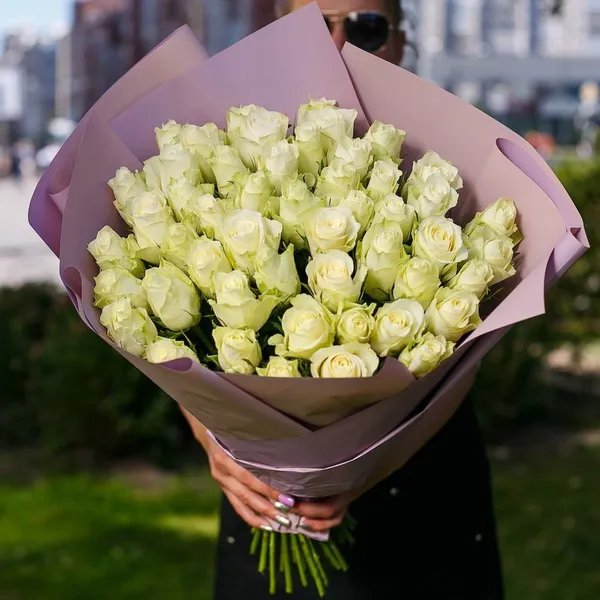 Букет из 51 белой кенийской розы 50 см