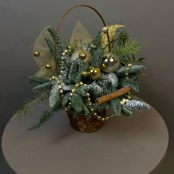 Новогодняя композиция "Корзинка под елкой"